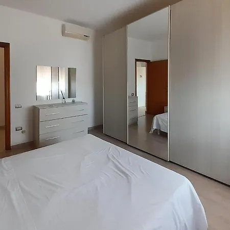 Lovely In With Kitchen Apartment *